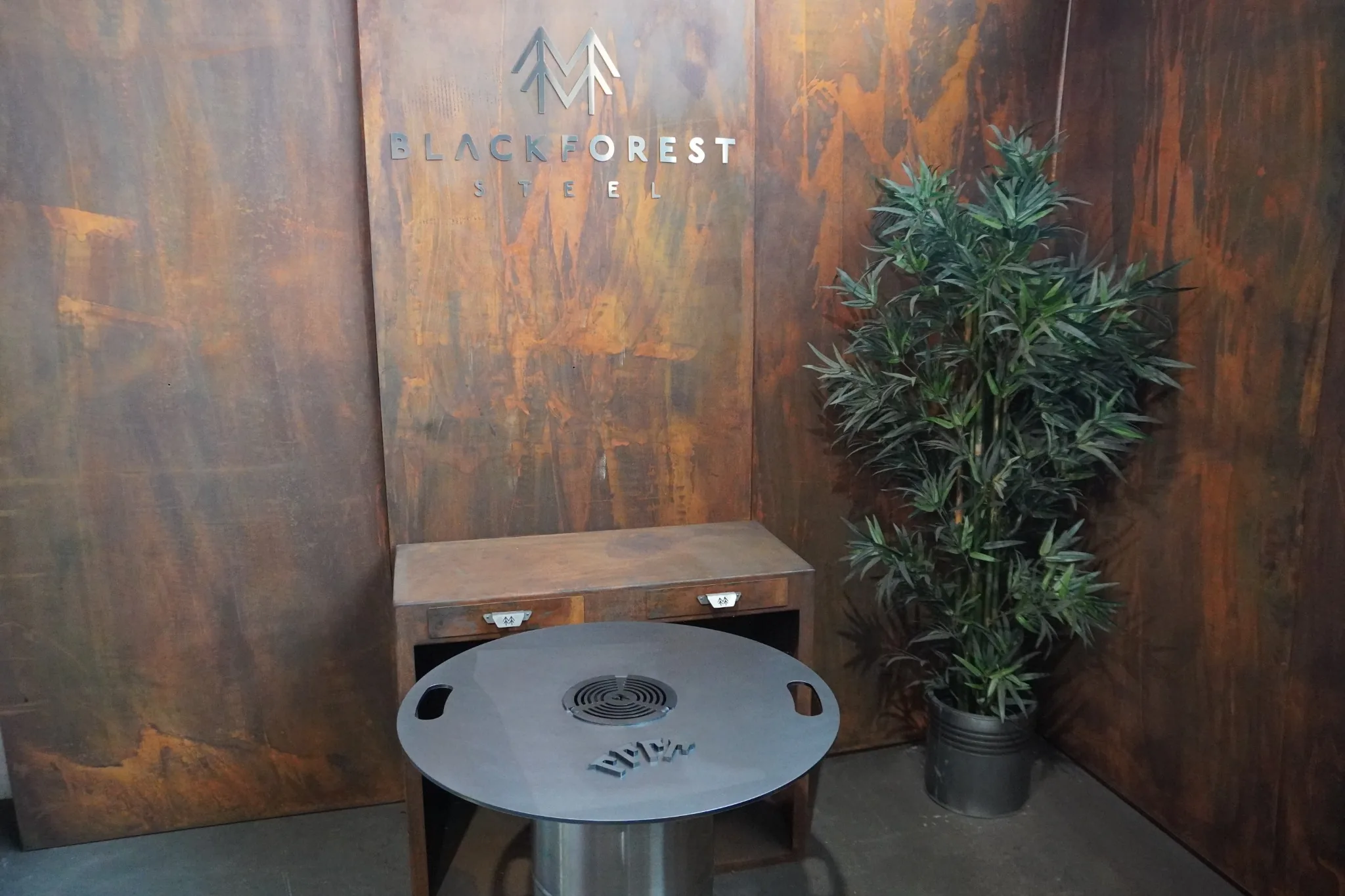 BLACK FOREST STEEL Feuerplatte im Showroom
