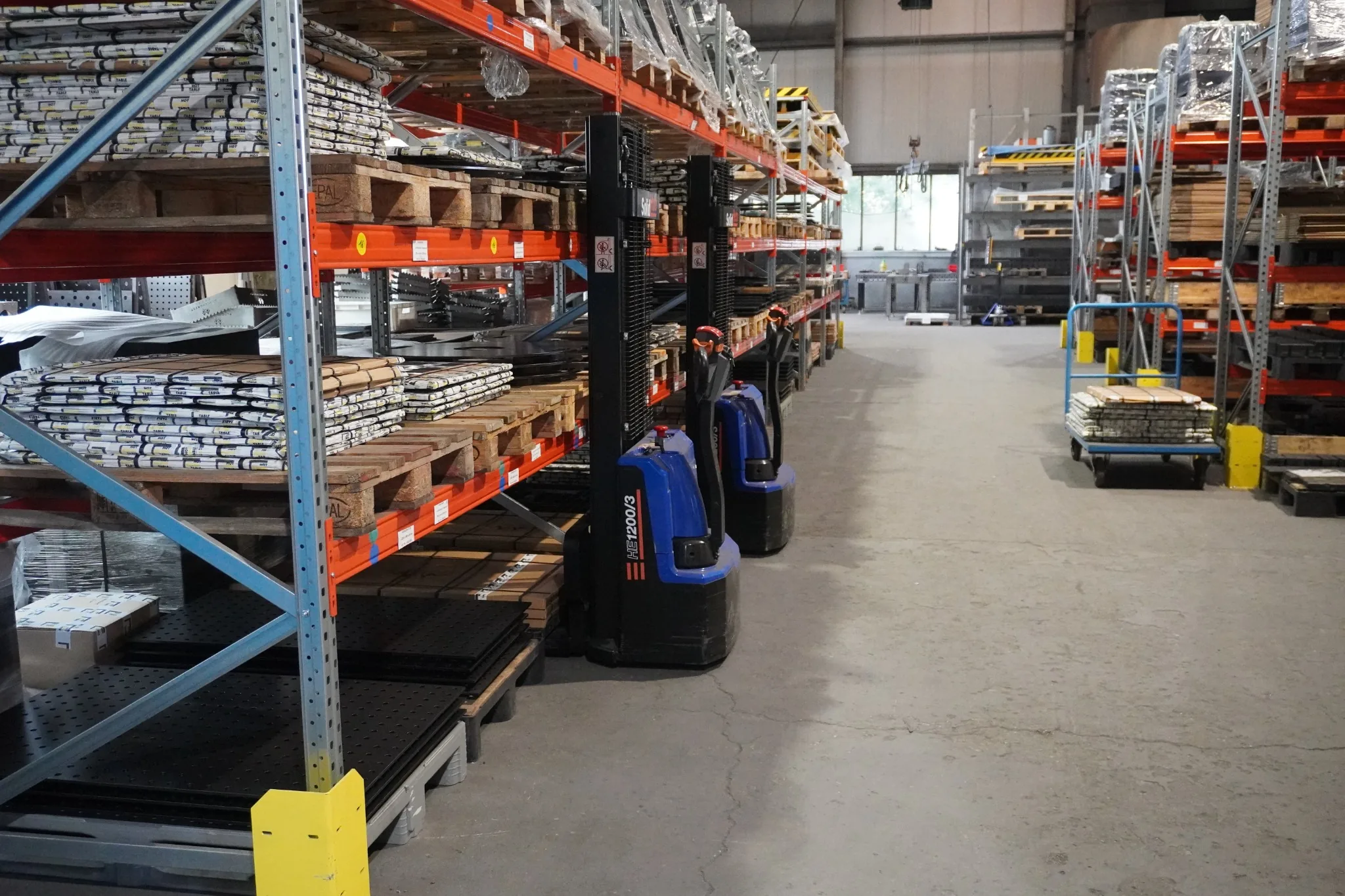 Lager und operative Infrastruktur der FL-Metall TEC GmbH in Aldingen