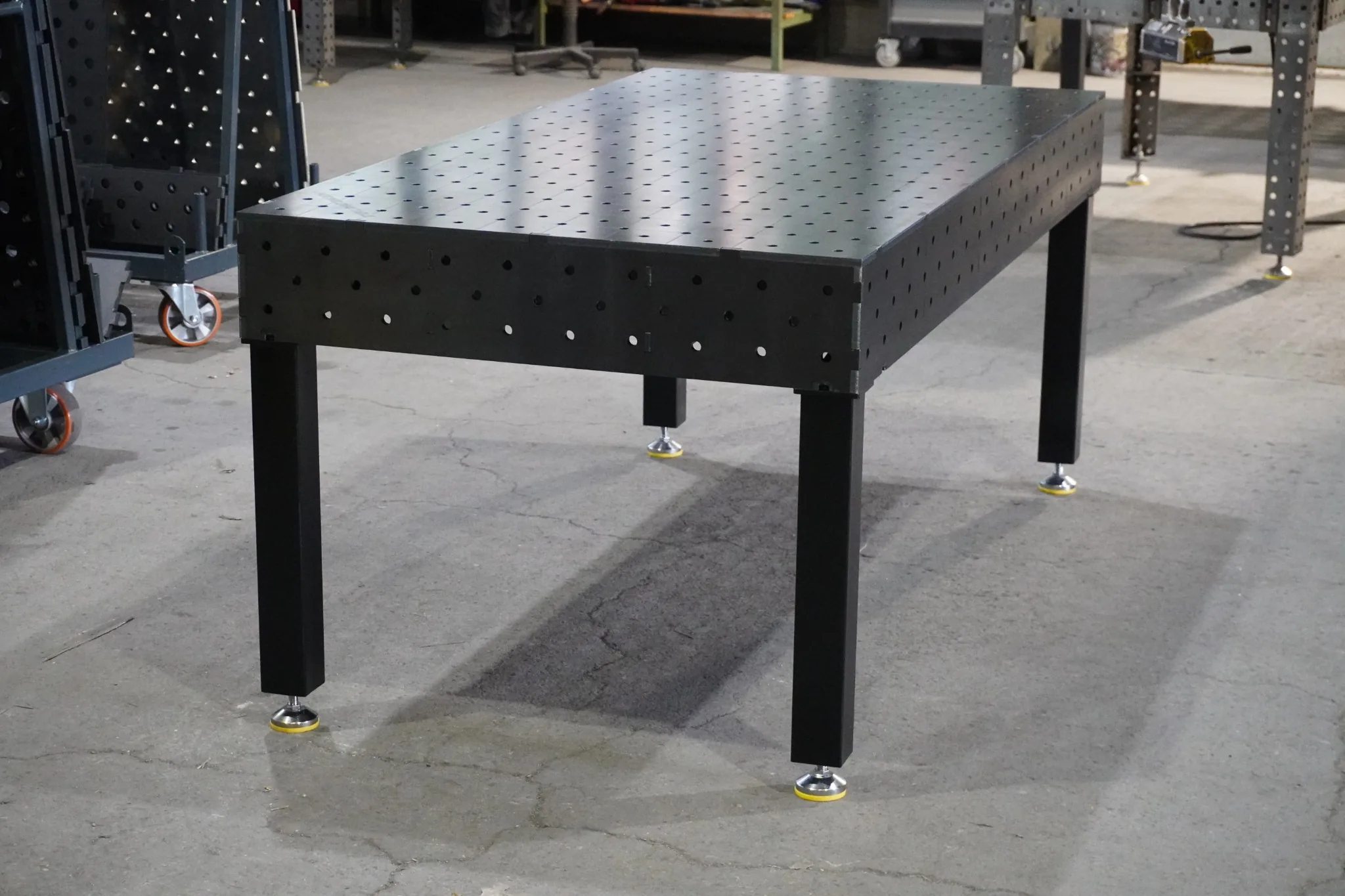 Modularer Schweißtisch im industriellen Umfeld