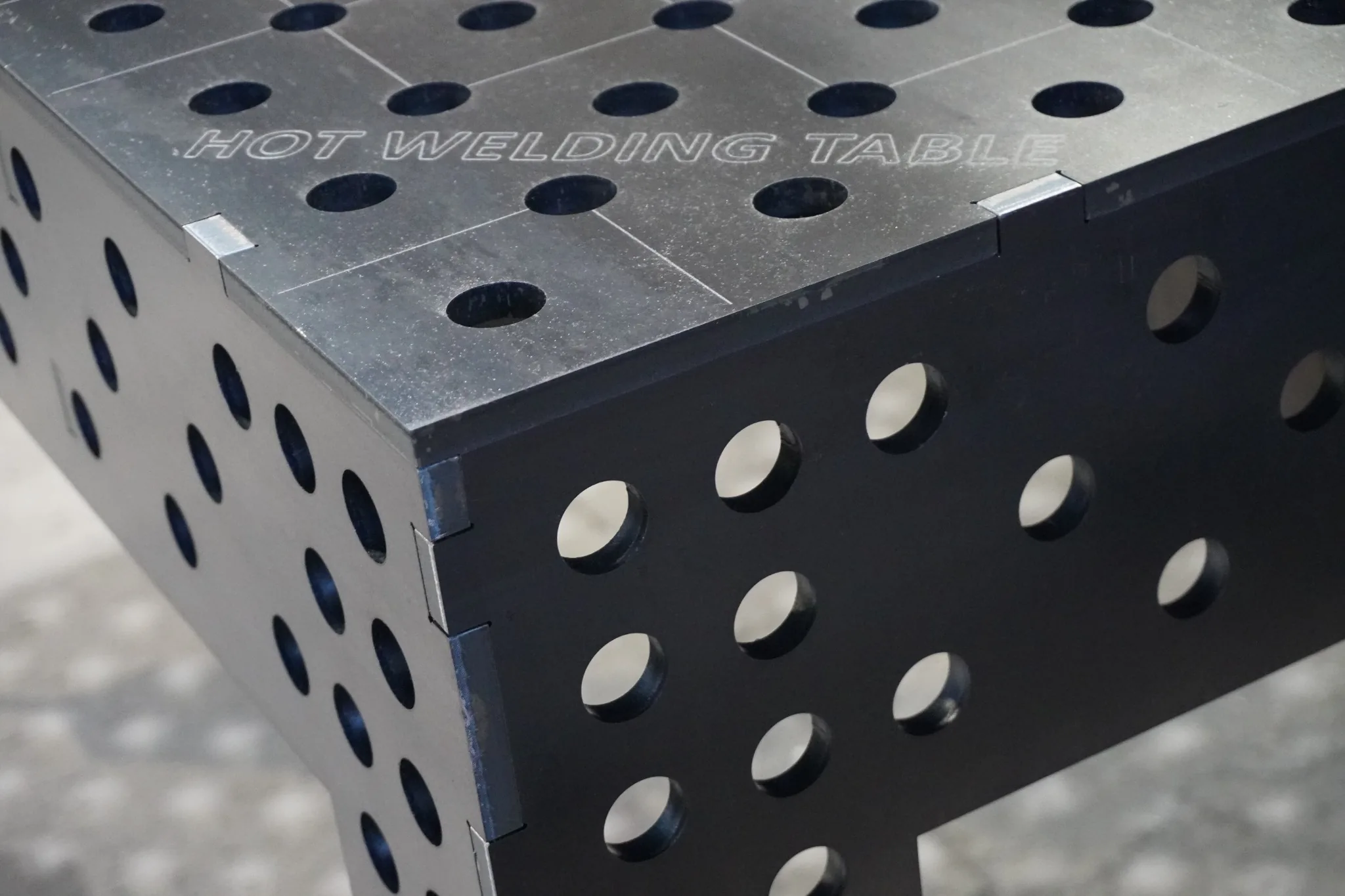 HOT WELDING TABLE Gravur auf einem Schweißtisch