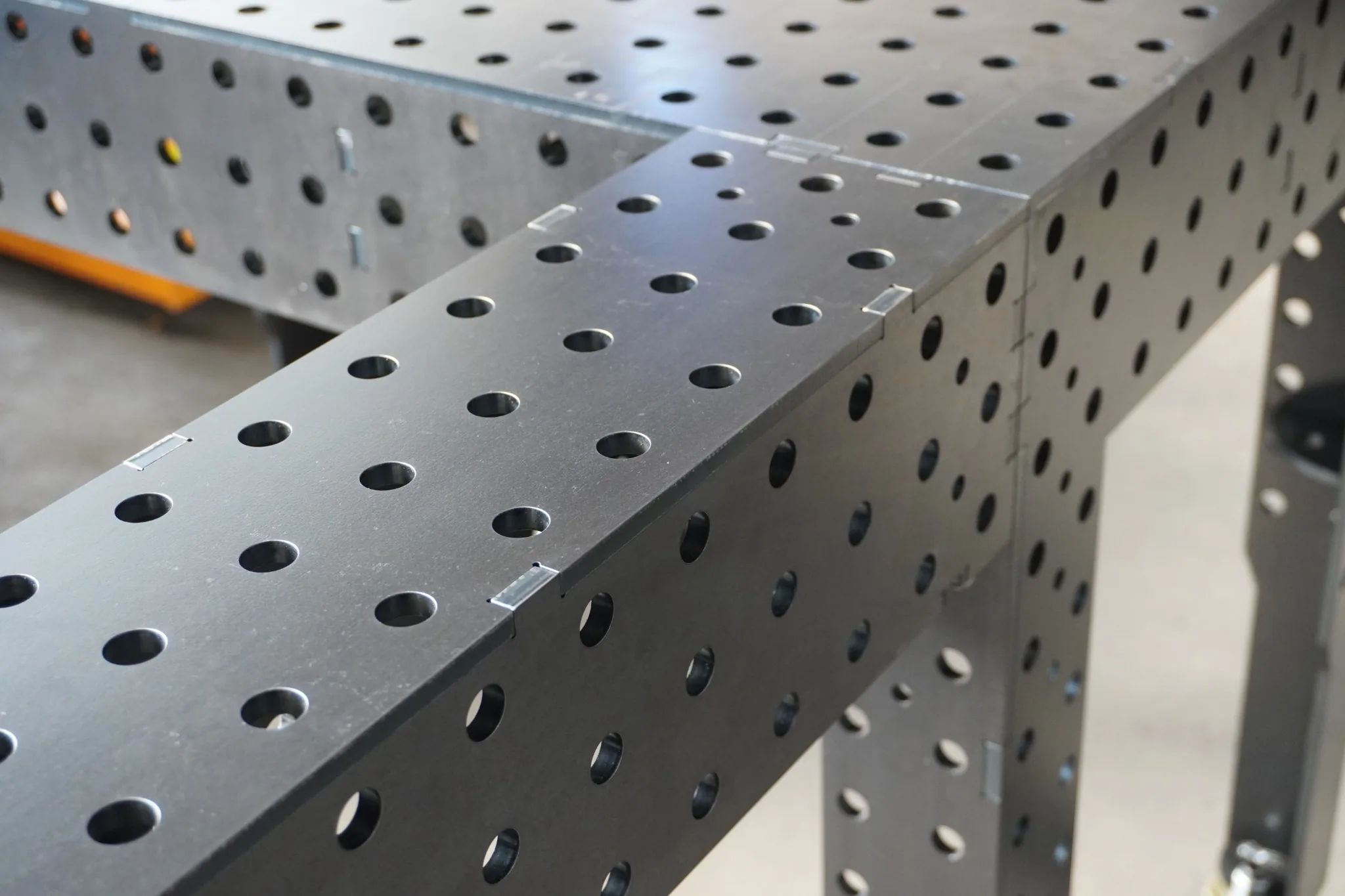 Modular angeordnete Schweißtische und Erweiterungen