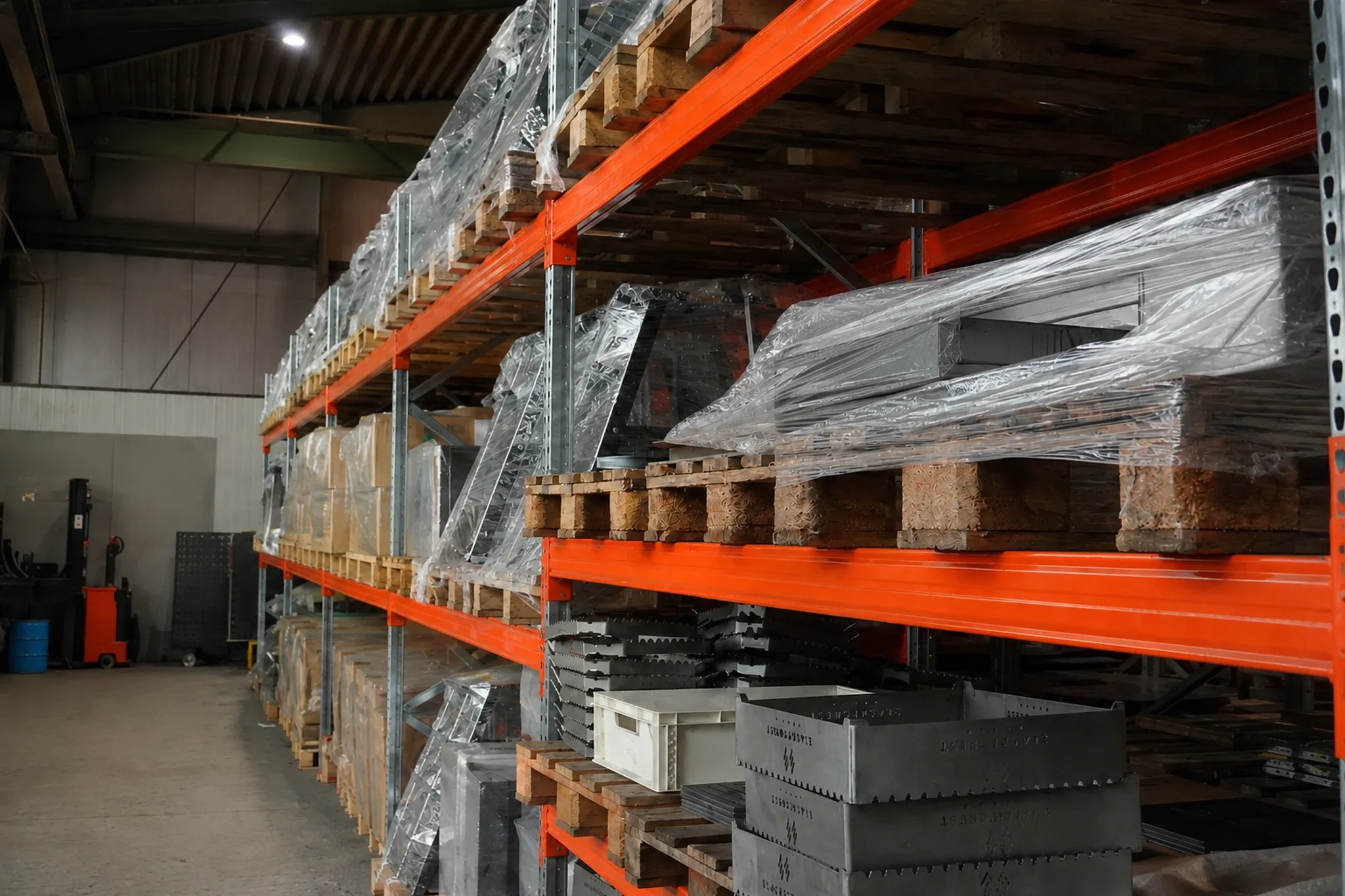 Regallager mit Produktkomponenten und Warenbestand in Aldingen