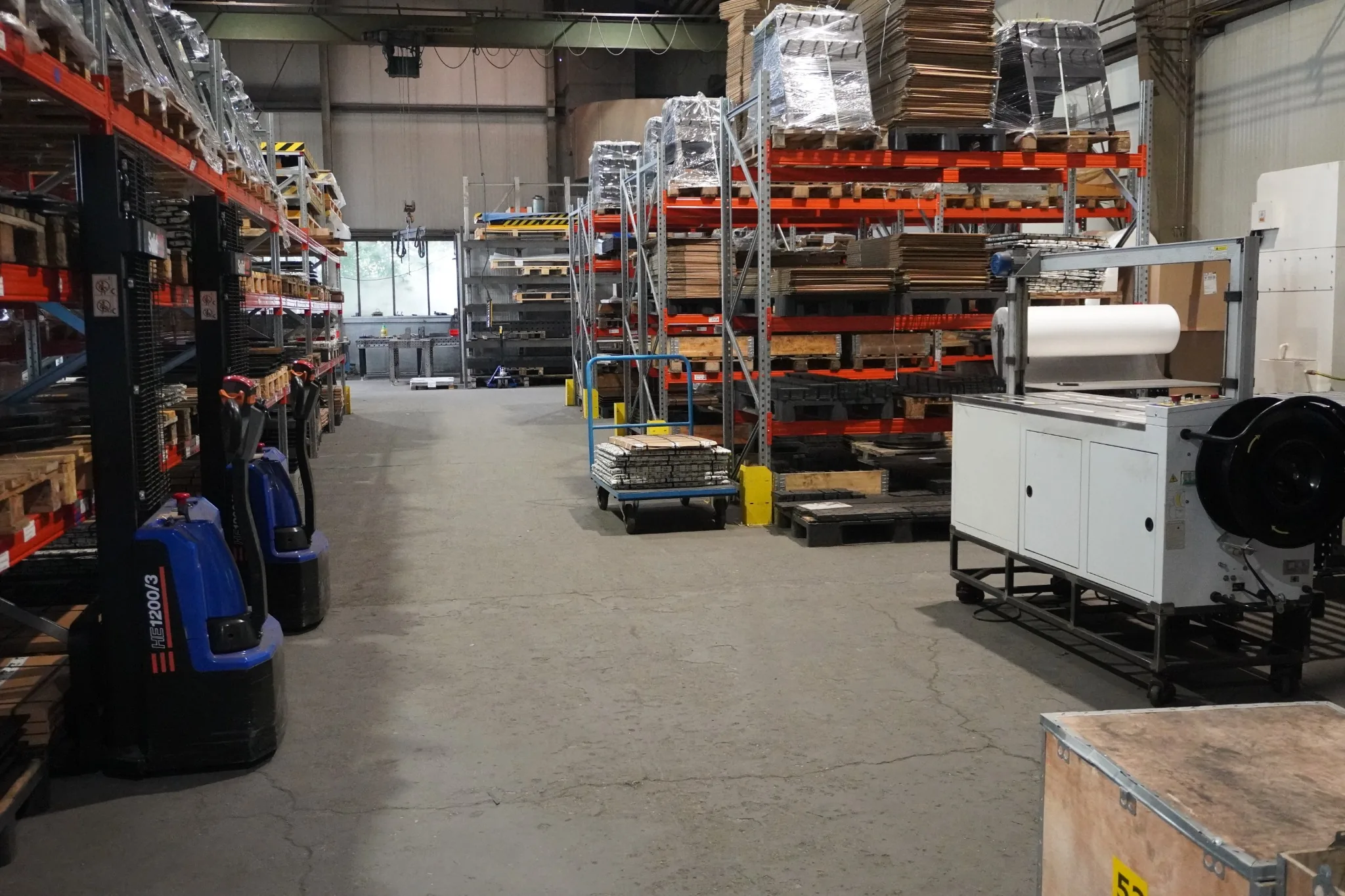 Breiter Blick durch das Lager der FL-Metall TEC GmbH